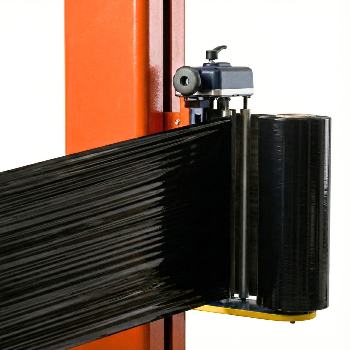 Wrapping machine applying black automatic stretch film to palletize industrial loads safely in the Dominican Republic.