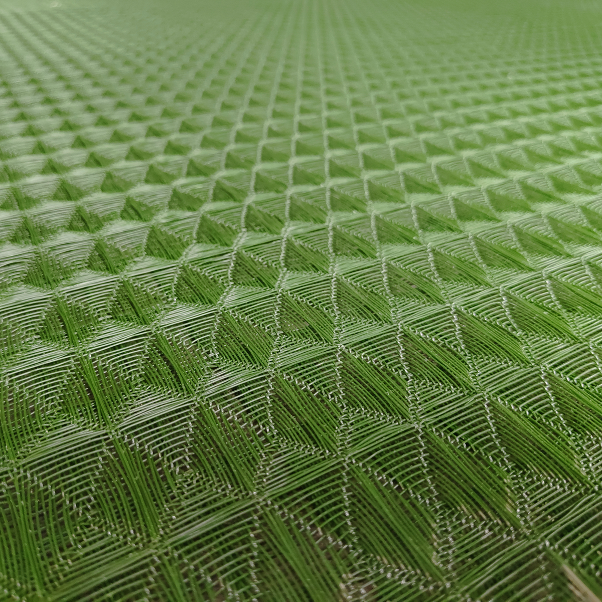 Rollo extendido de geomalla 3D mostrando su estructura para protección de taludes en República Dominicana.