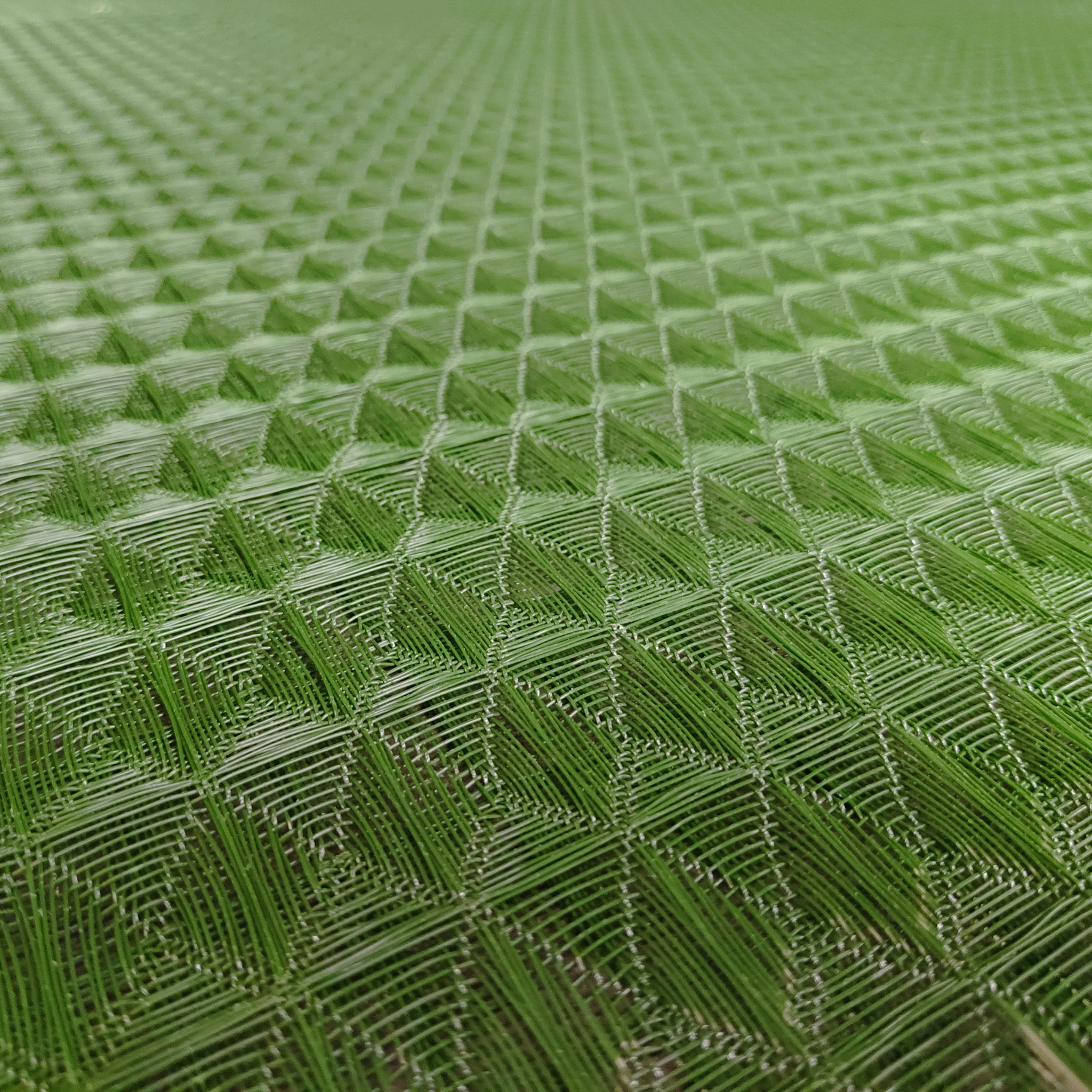 Rollo extendido de geomalla 3D mostrando su estructura para protección de taludes en República Dominicana.