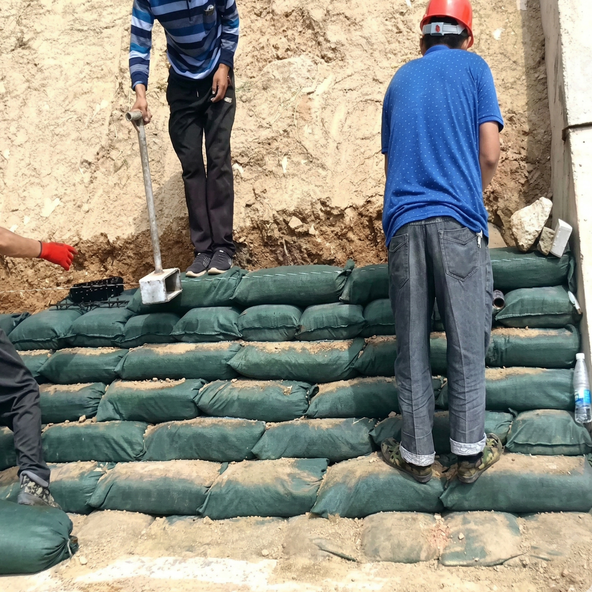 Géosacs prêts à l'emploi pour les projets de génie civil et les ouvrages de mitigation.