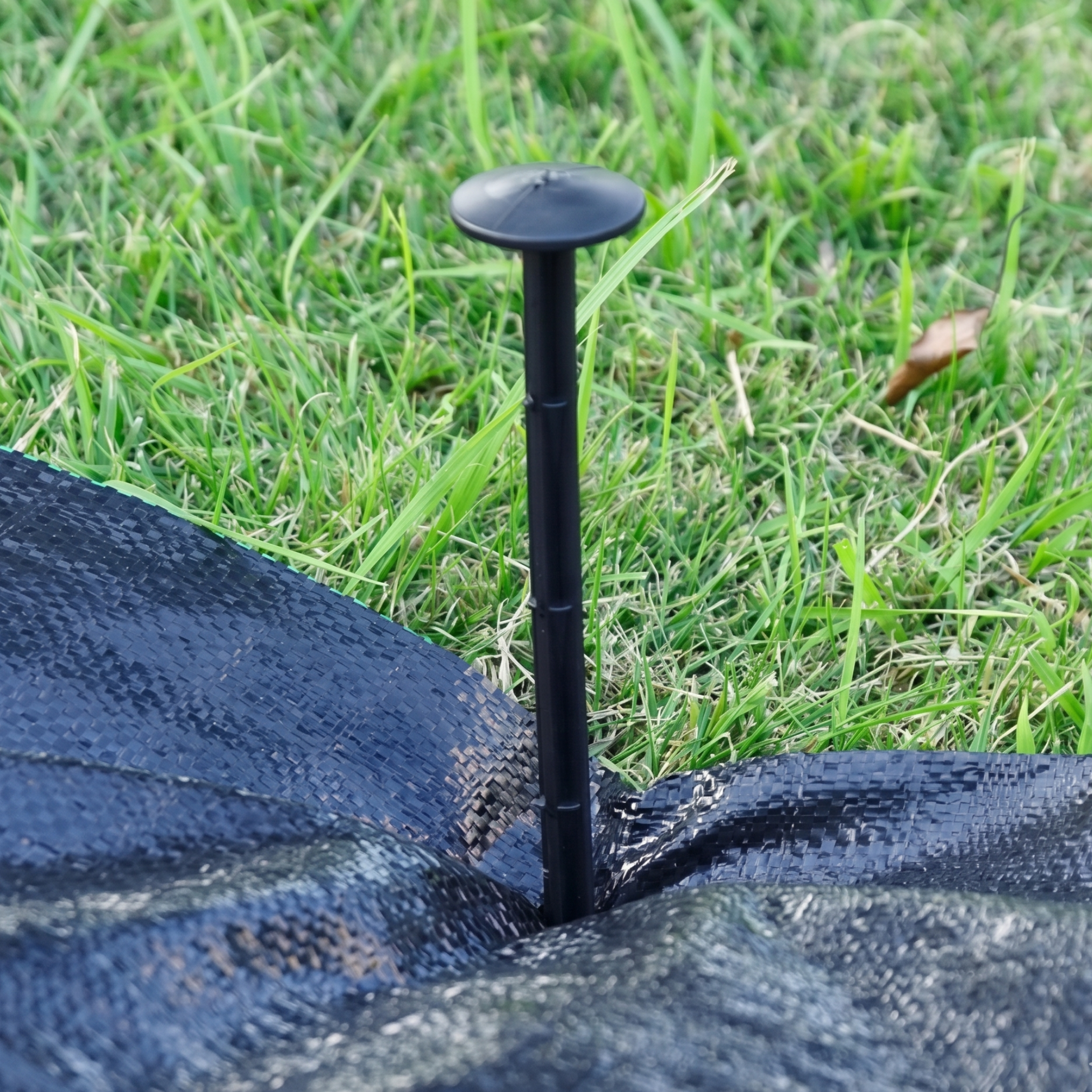 Plastic garden stakes with maximum-grip barbs, rust-proof and ideal for anchoring meshes and fabrics.