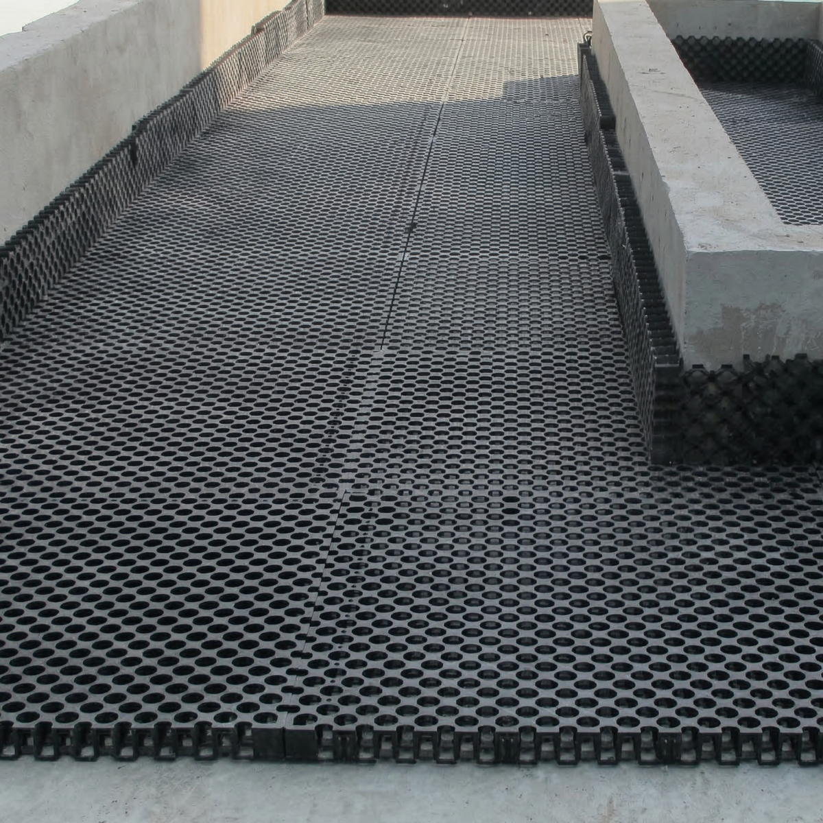 Cellules de drainage installées sur la surface plane d'une toiture-terrasse.