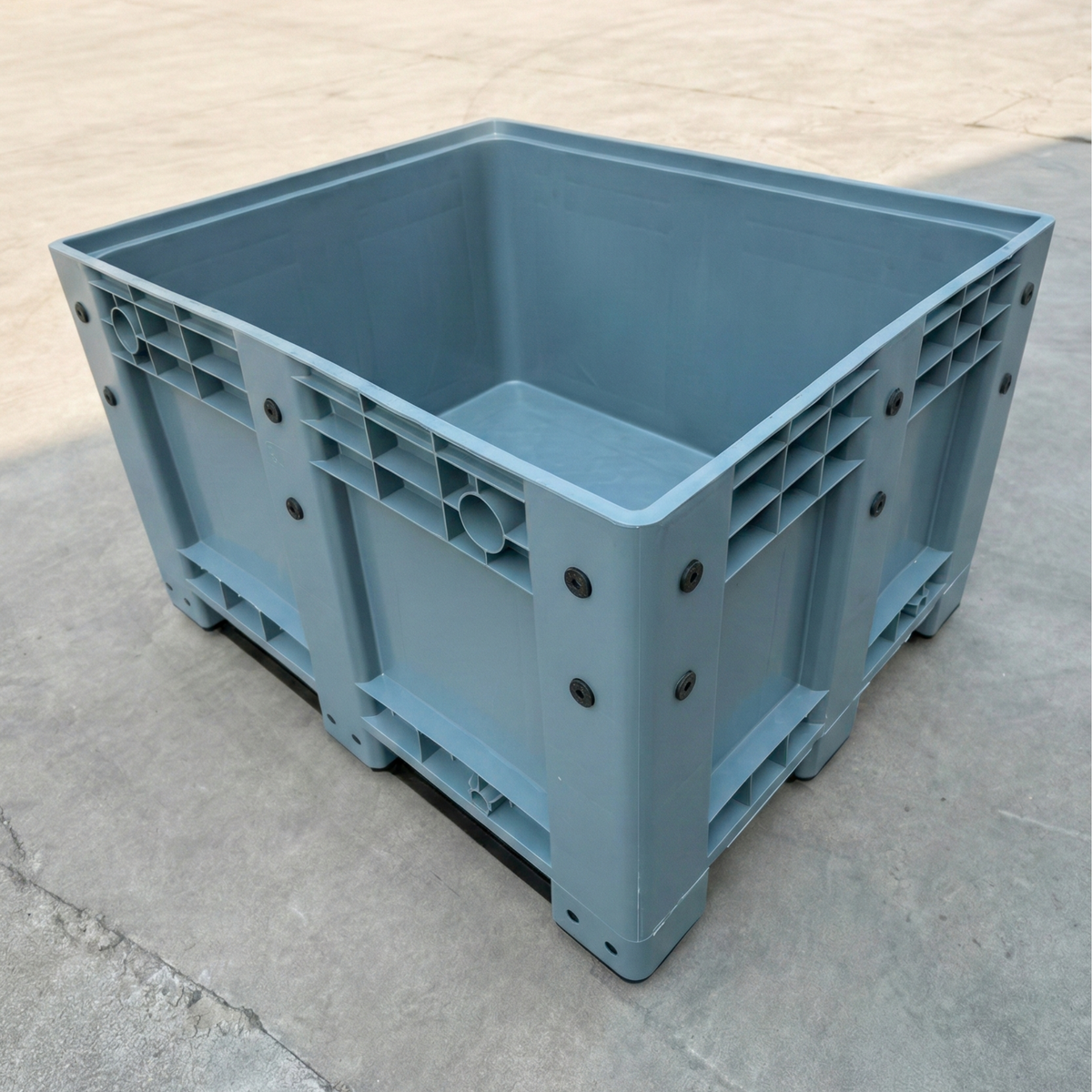 Plastic pallet box