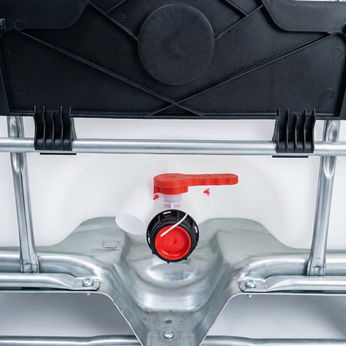 Reinforced stopcock and drain valve installed on an industrial IBC tank in the Dominican Republic.