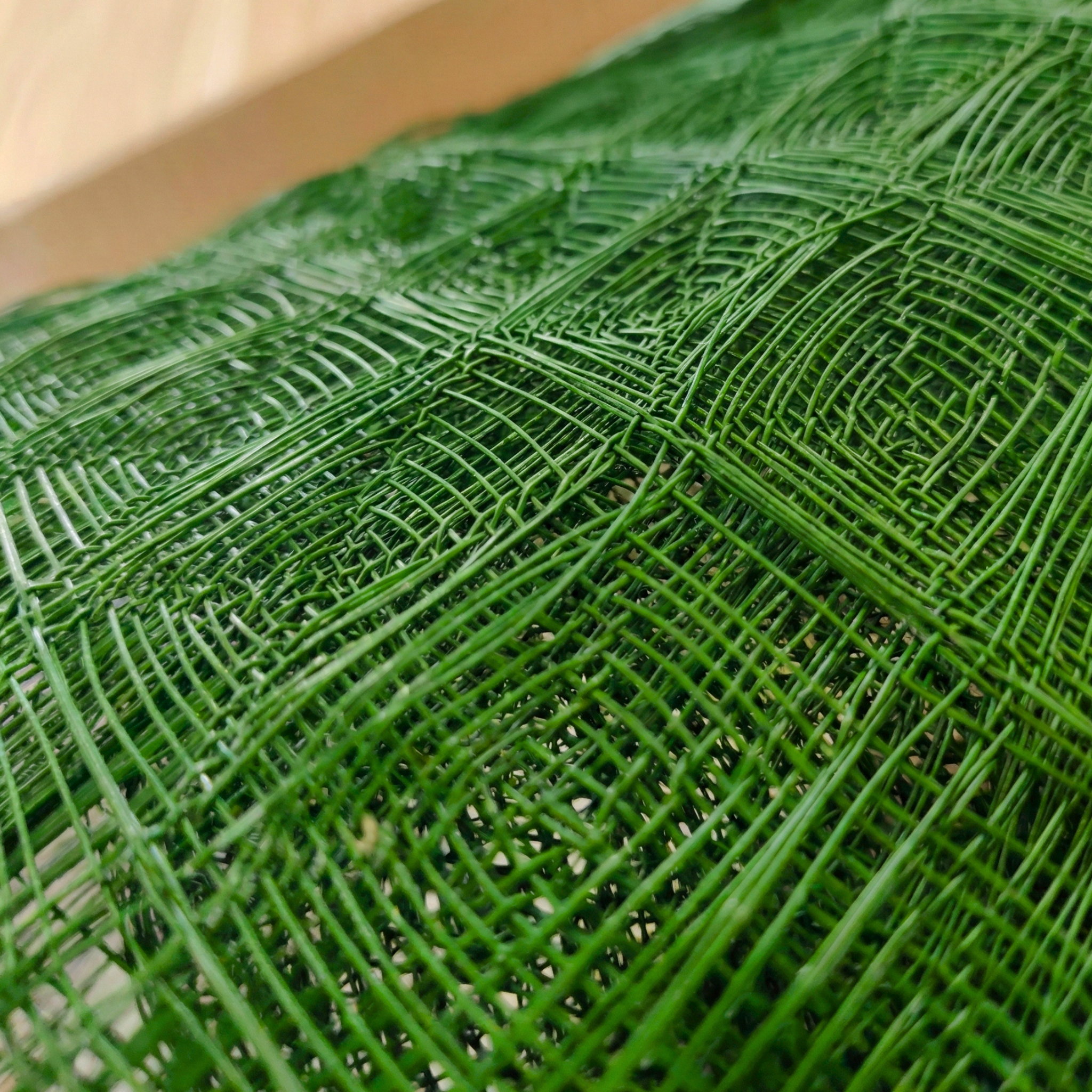 Detalle de malla tridimensional antierosión o geomanta verde ideal para proyectos de paisajismo en Santo Domingo.