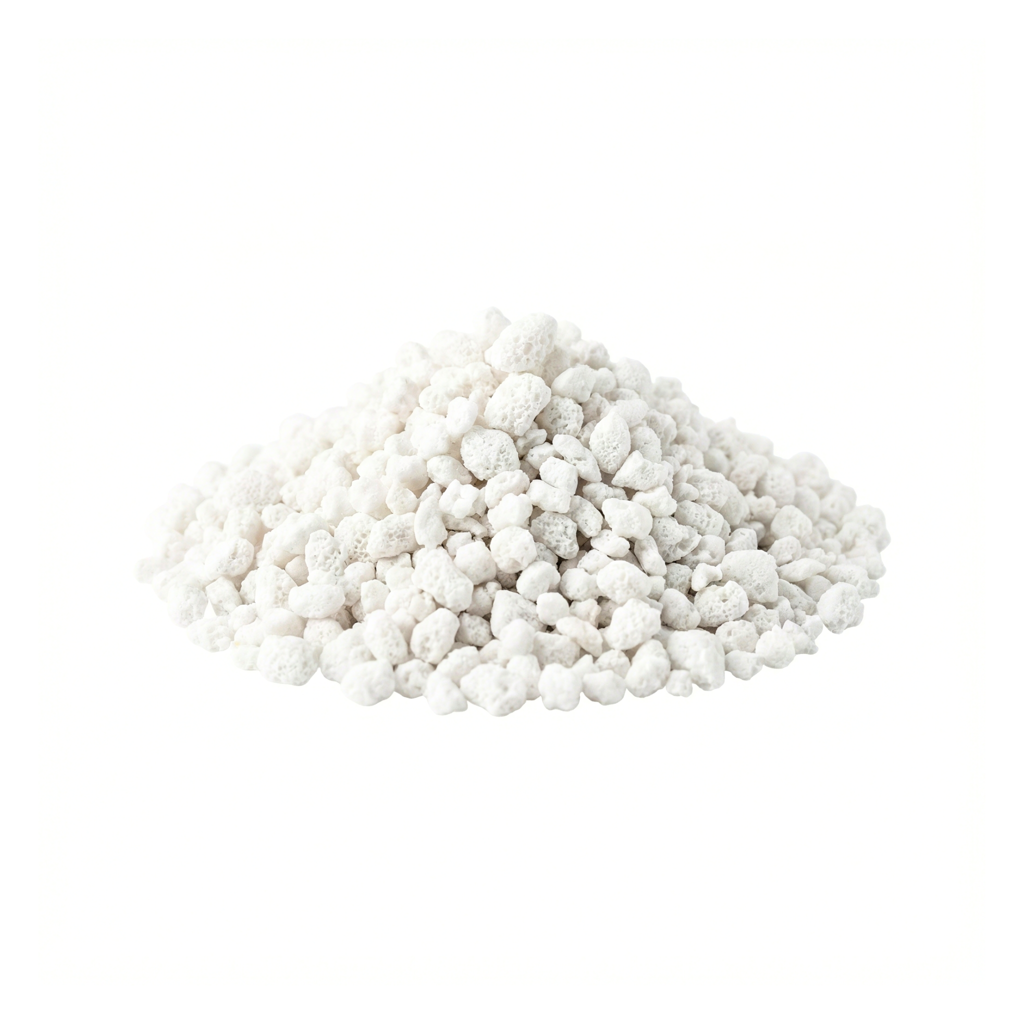 Granos de perlita expandida blanca a granel, sustrato ligero indispensable para la aireación de raíces en viveros de Punta Cana.