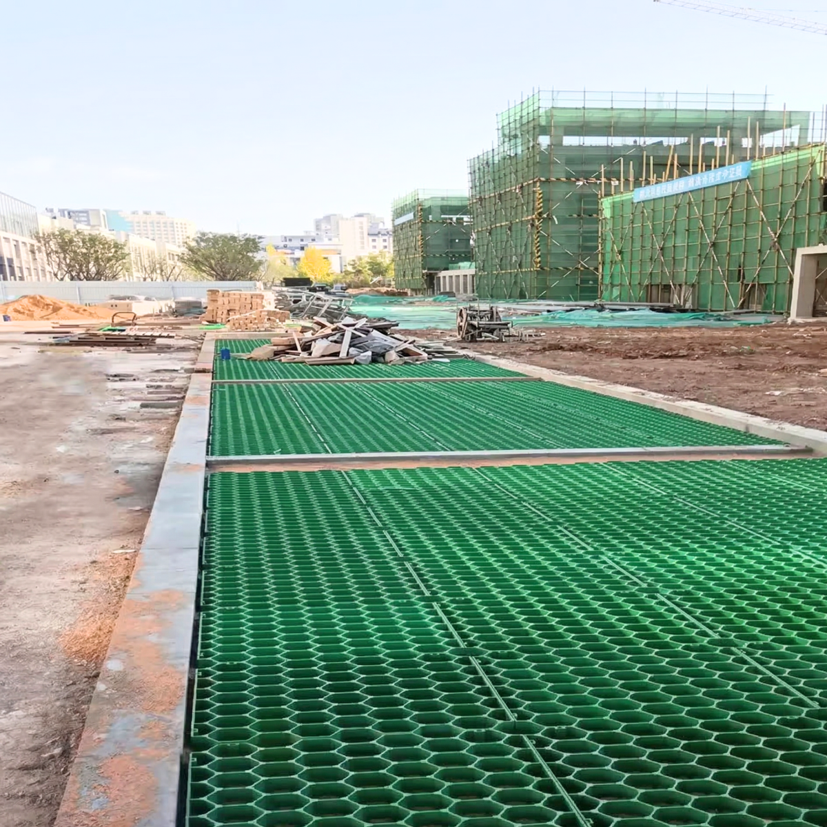 Détail du système d'ancrage et d'assemblage modulaire entre les dalles de pavage pour gazon.