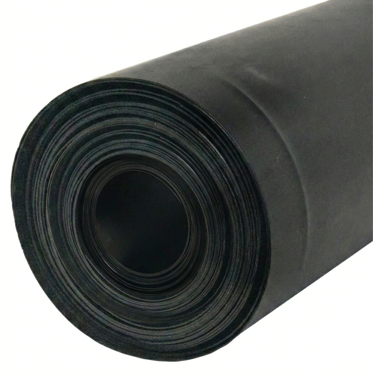 Recubrimiento impermeable de geomembrana negra para canales de riego agrícola y optimización de agua en República Dominicana.