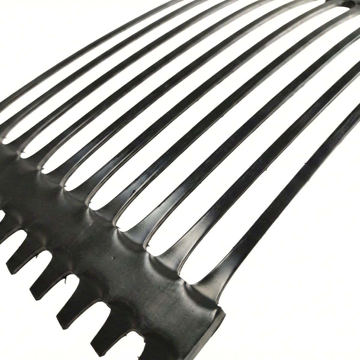 Rouleau de géogrille uniaxiale noire en polypropylène (PP) pour le renforcement structurel des sols en République dominicaine.