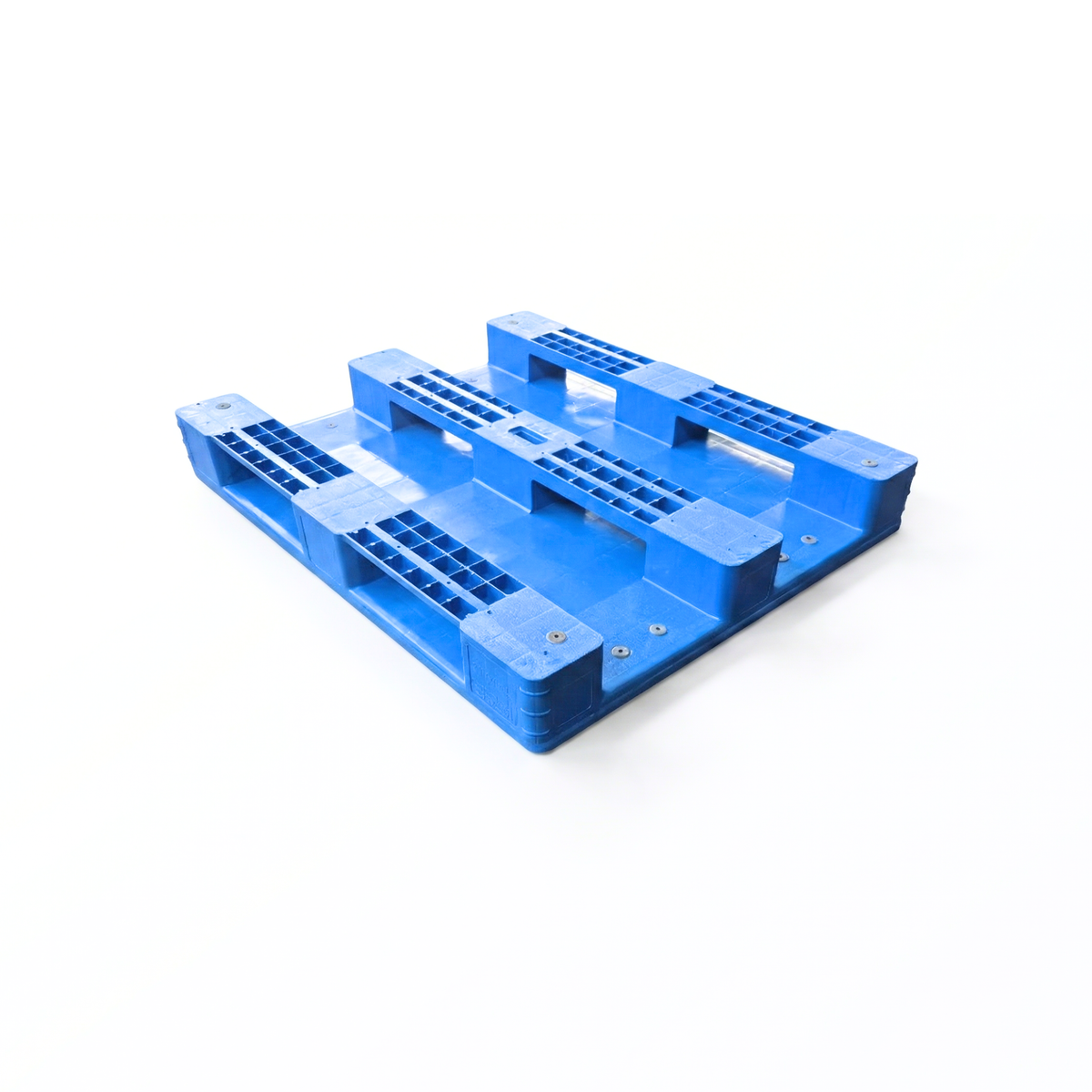 Base estructural de tarima plástica azul tipo pallet de 3 patines, diseñada para uso intensivo con montacargas en Santiago, República Dominicana.