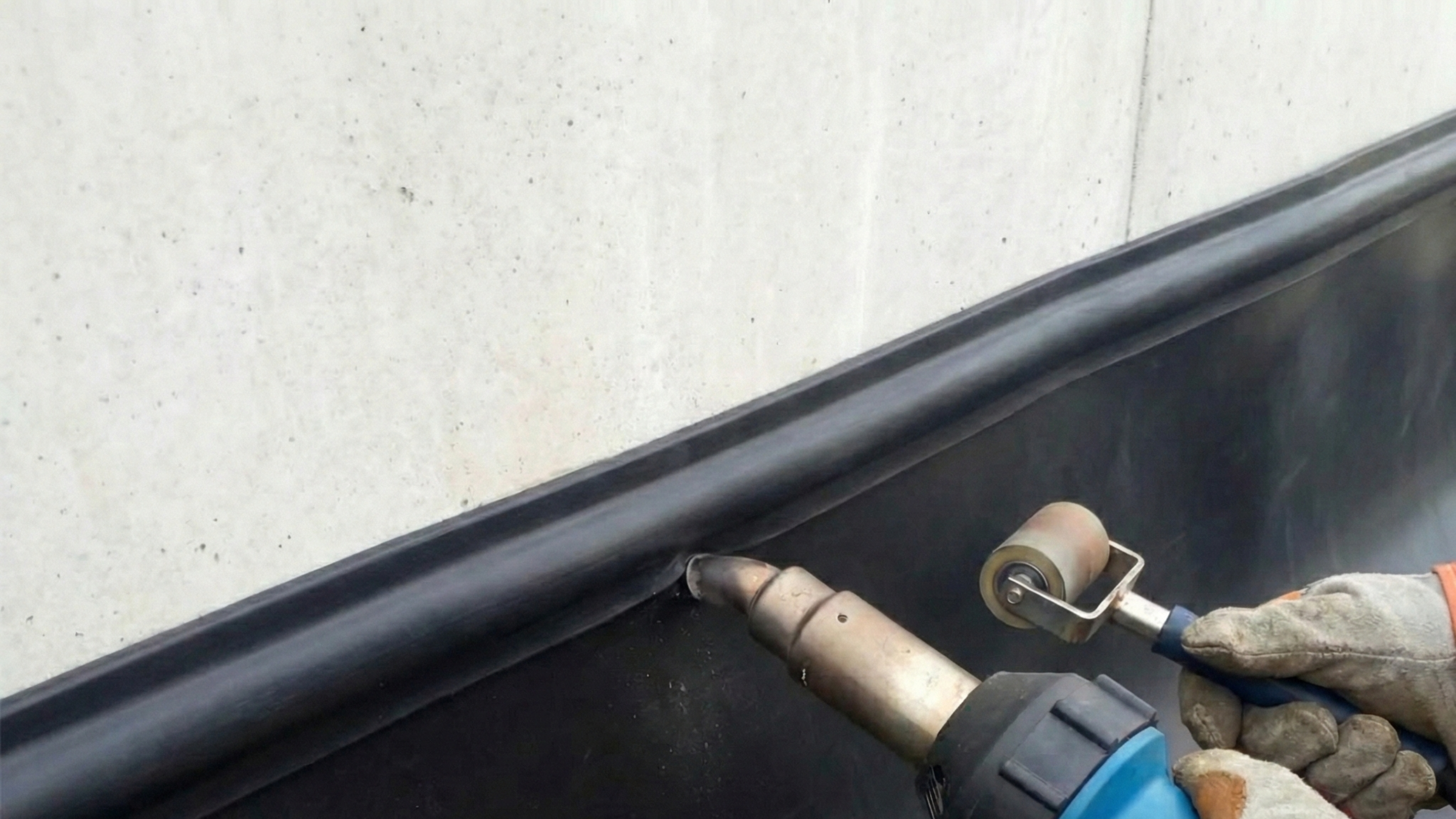 Instalación de perfil Poly Lock en muro de concreto para soldar geomembrana HDPE en reservorio