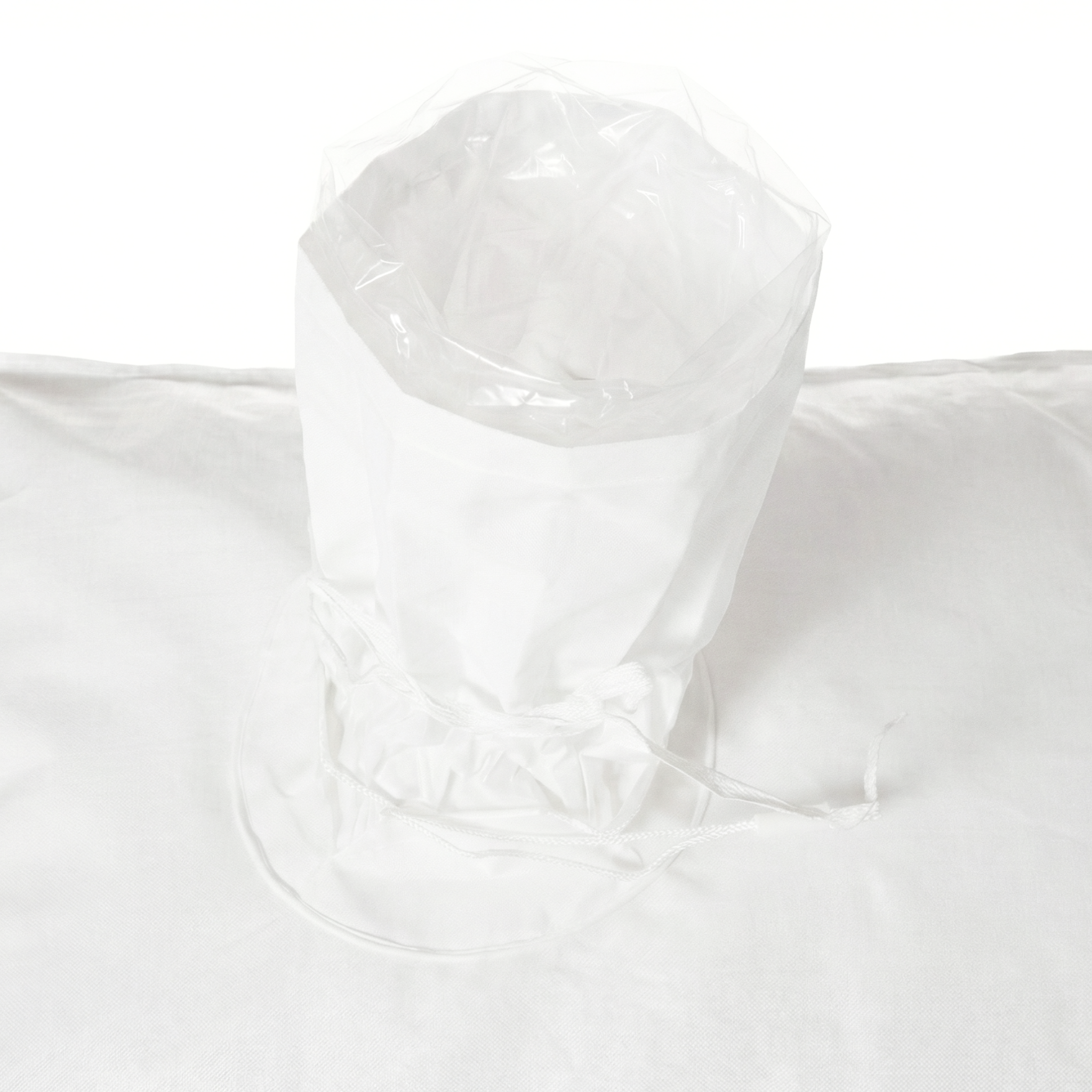 Detalle de la boca de carga con válvula de un Saco Jumbo (Big Bag) blanco, fabricado en polipropileno tejido para llenado seguro.