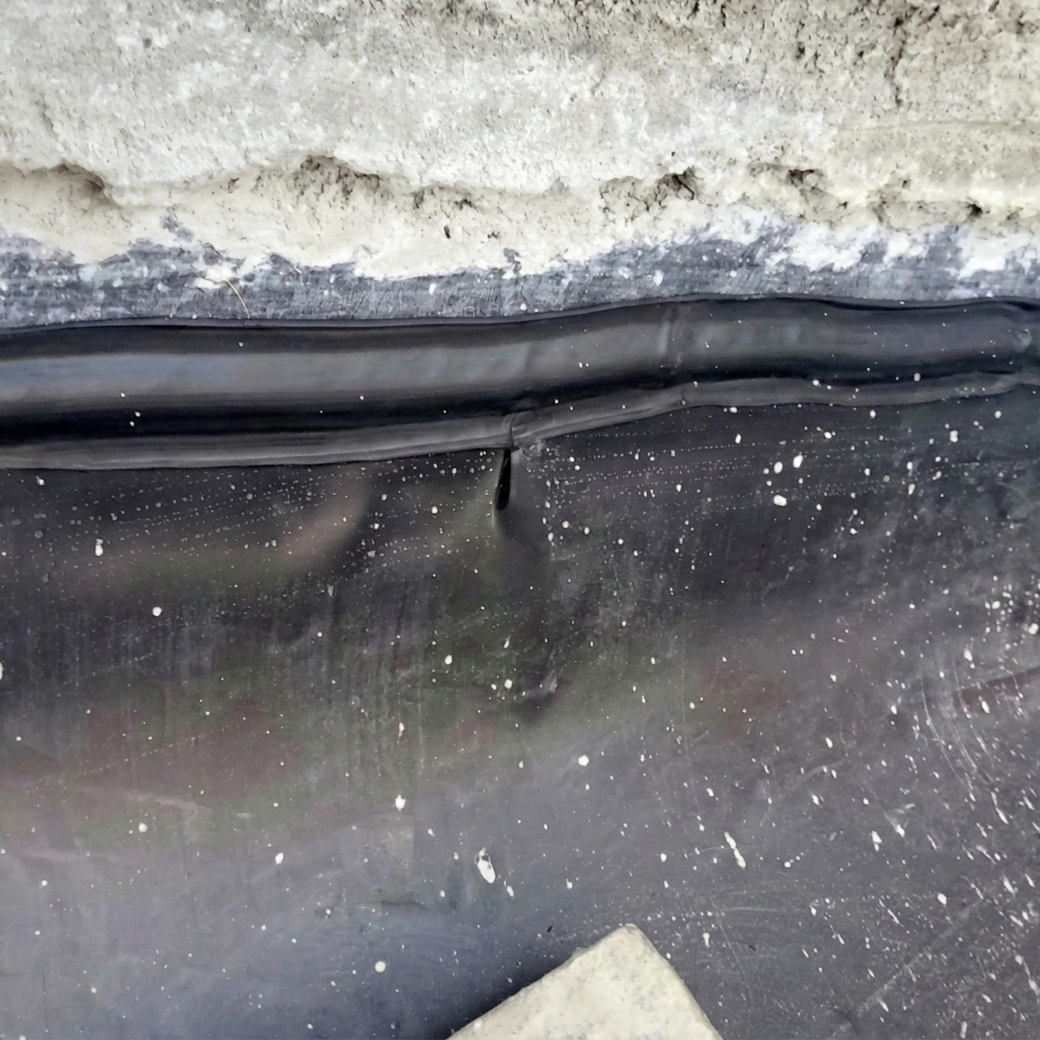 Close-up of a poly lock anchoring system firmly securing a waterproof sheet to the structure in Santo Domingo.