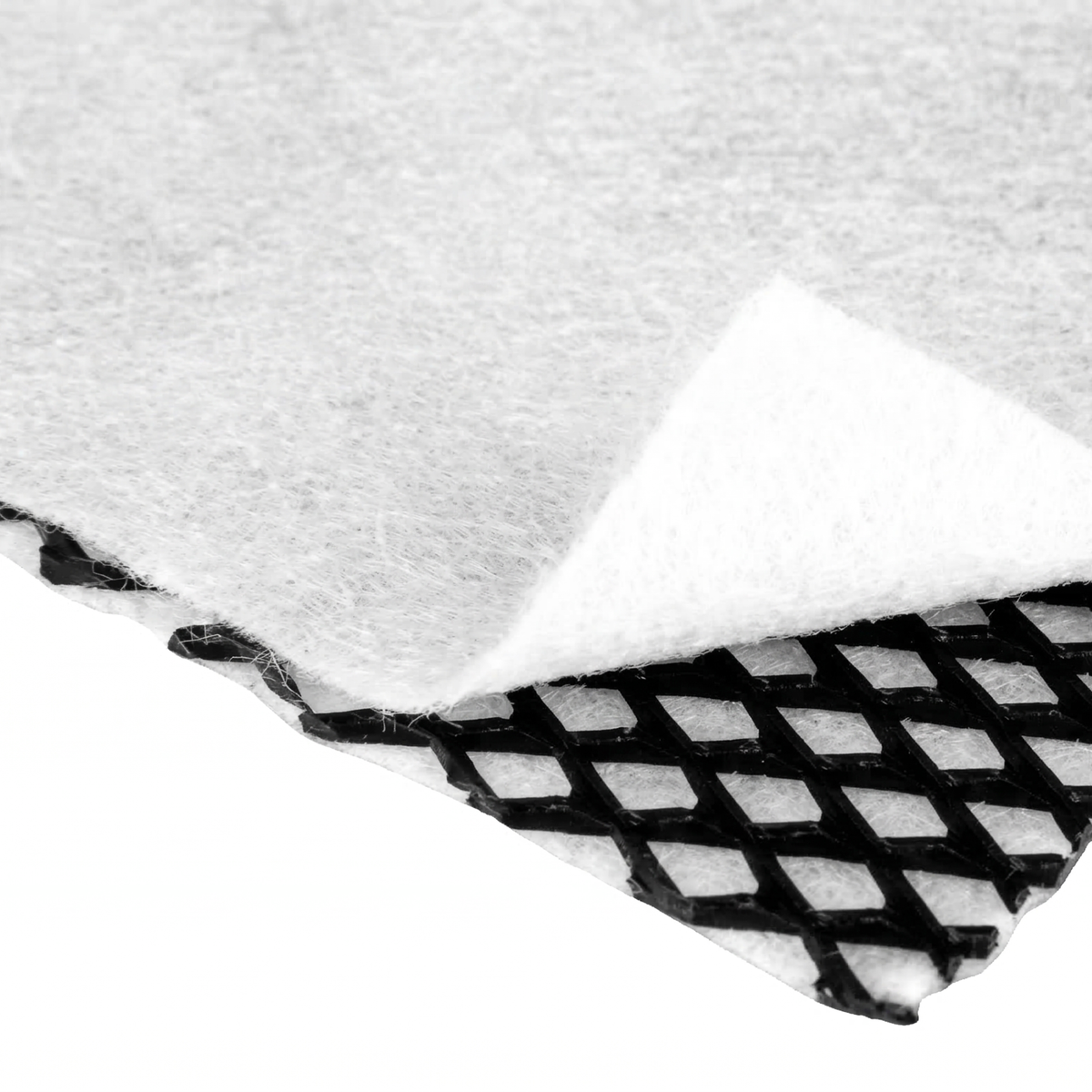 Gros plan détaillé du géodrain avec la couche filtrante en géotextile séparée du noyau en géoréseau.