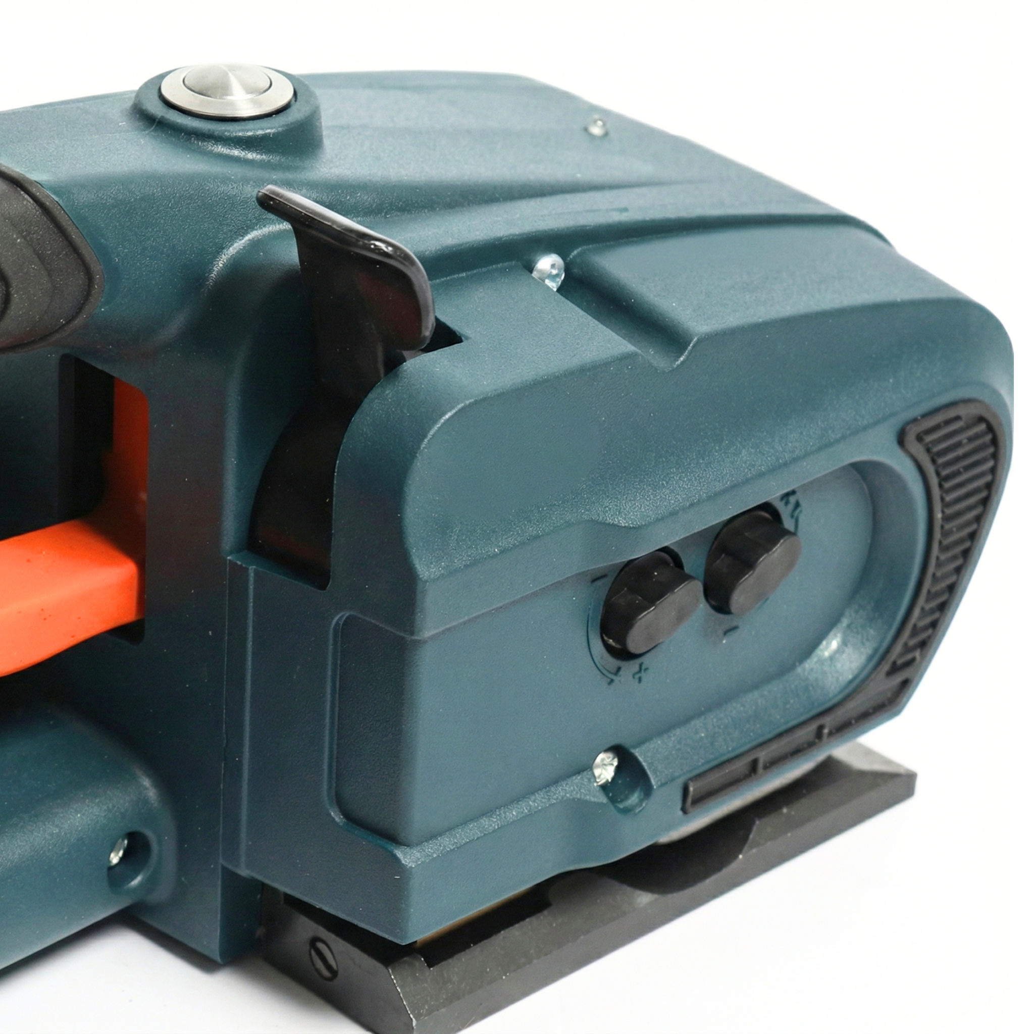 Primer plano de los controles y el mecanismo de tensión y sellado de una flejadora eléctrica de alto rendimiento en Santo Domingo.