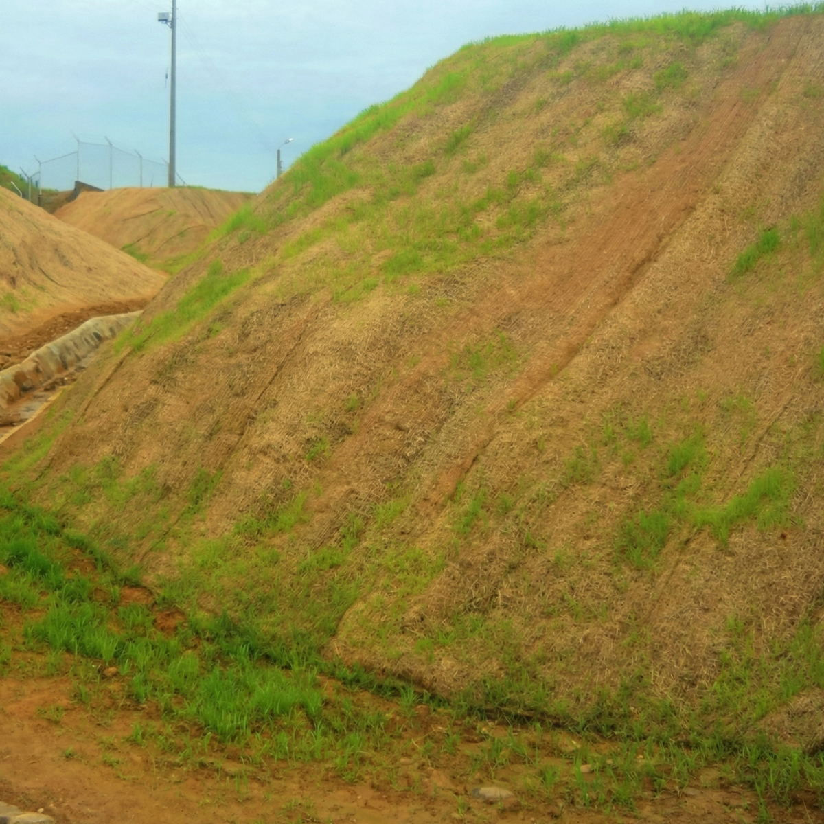 Projet de stabilisation de versants à grande échelle utilisant des couvertures anti-érosion et des biomats dans les montagnes de République dominicaine.