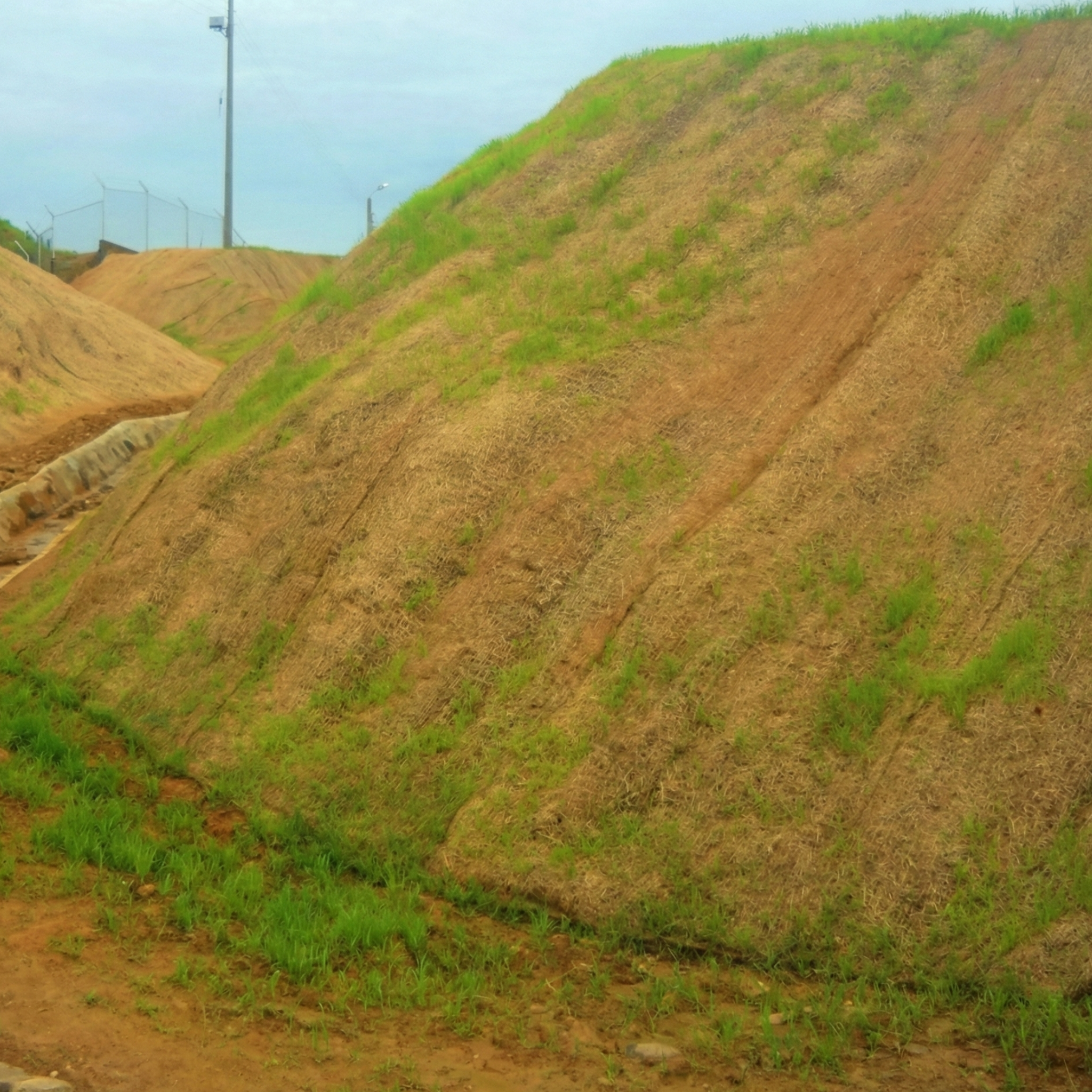 Projet de stabilisation de versants à grande échelle utilisant des couvertures anti-érosion et des biomats dans les montagnes de République dominicaine.