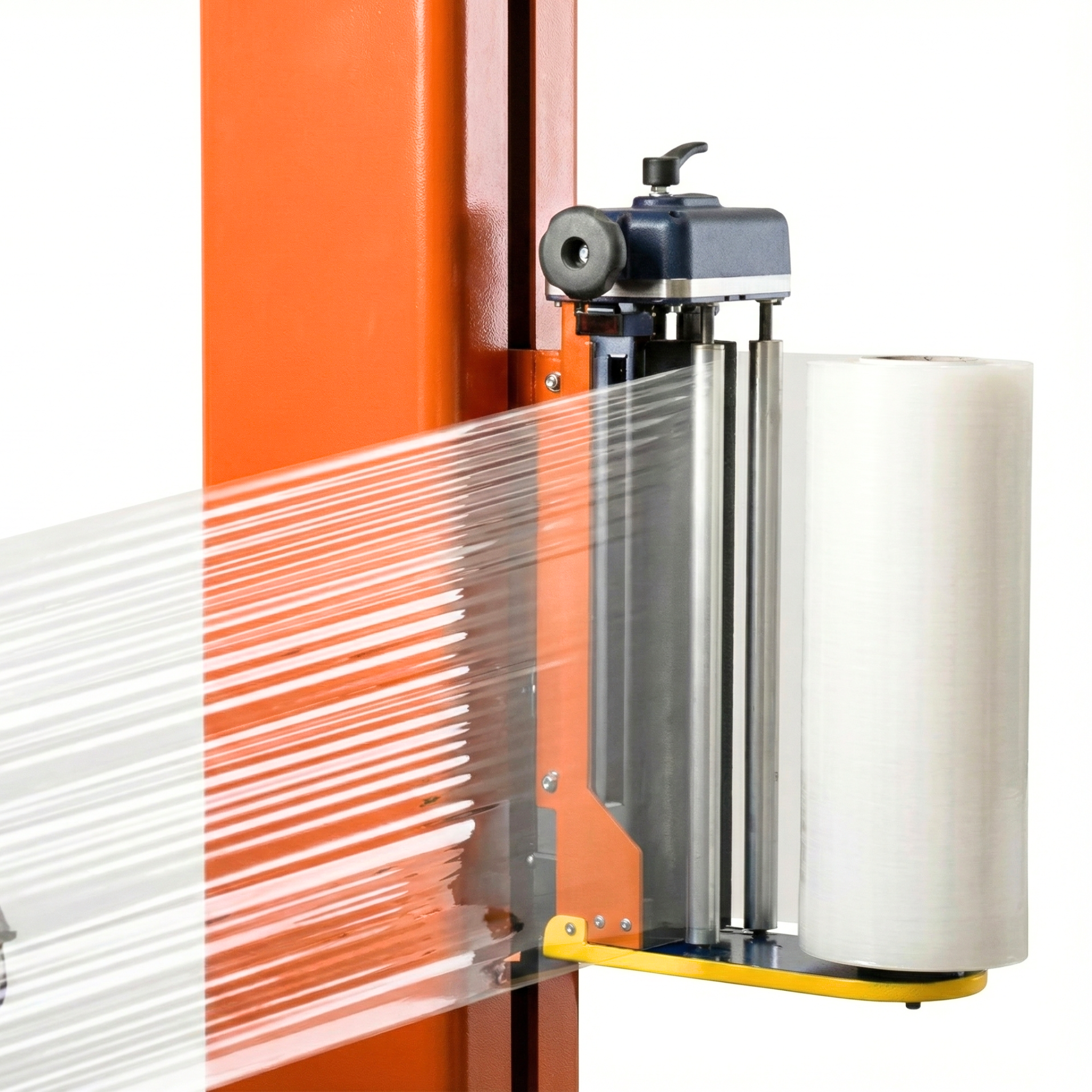 Detalle de dispensador industrial utilizando film estirable automático transparente para envolver mercancía en centros logísticos de Santo Domingo.