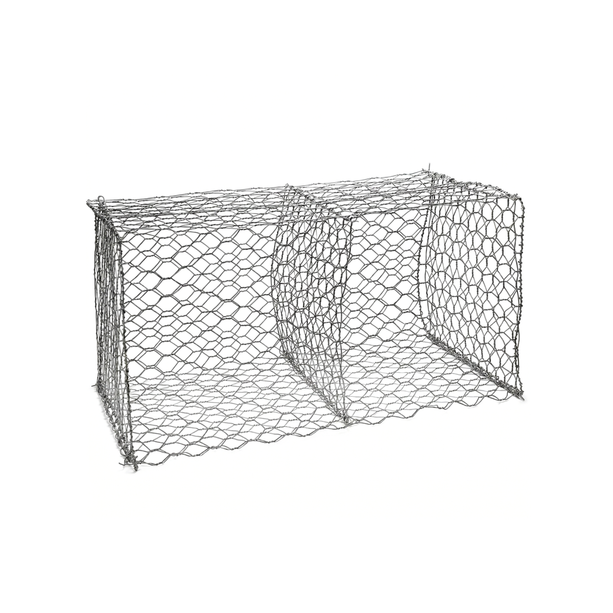 Gabion boîte à mailles hexagonales monté prêt à être rempli sur le chantier.