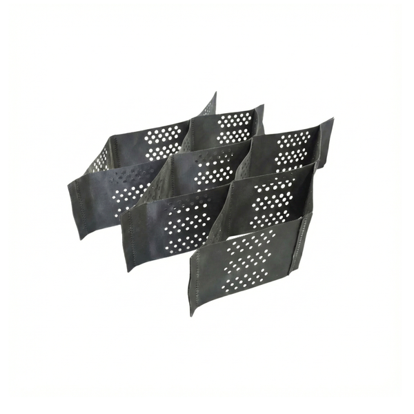 Fragmento de panel de geocelda negra perforada de HDPE para control de erosión y confinamiento de suelos en República Dominicana.