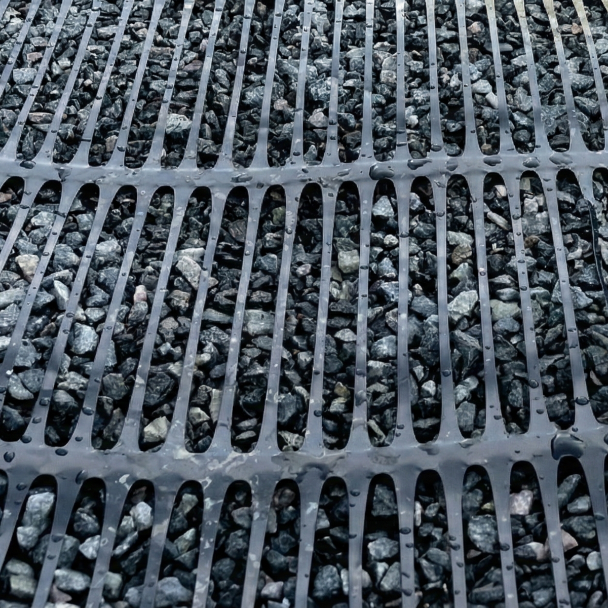 Application de géogrille de renforcement uniaxiale sur des talus et des murs en terre mécaniquement stabilisée à Santiago, République dominicaine.