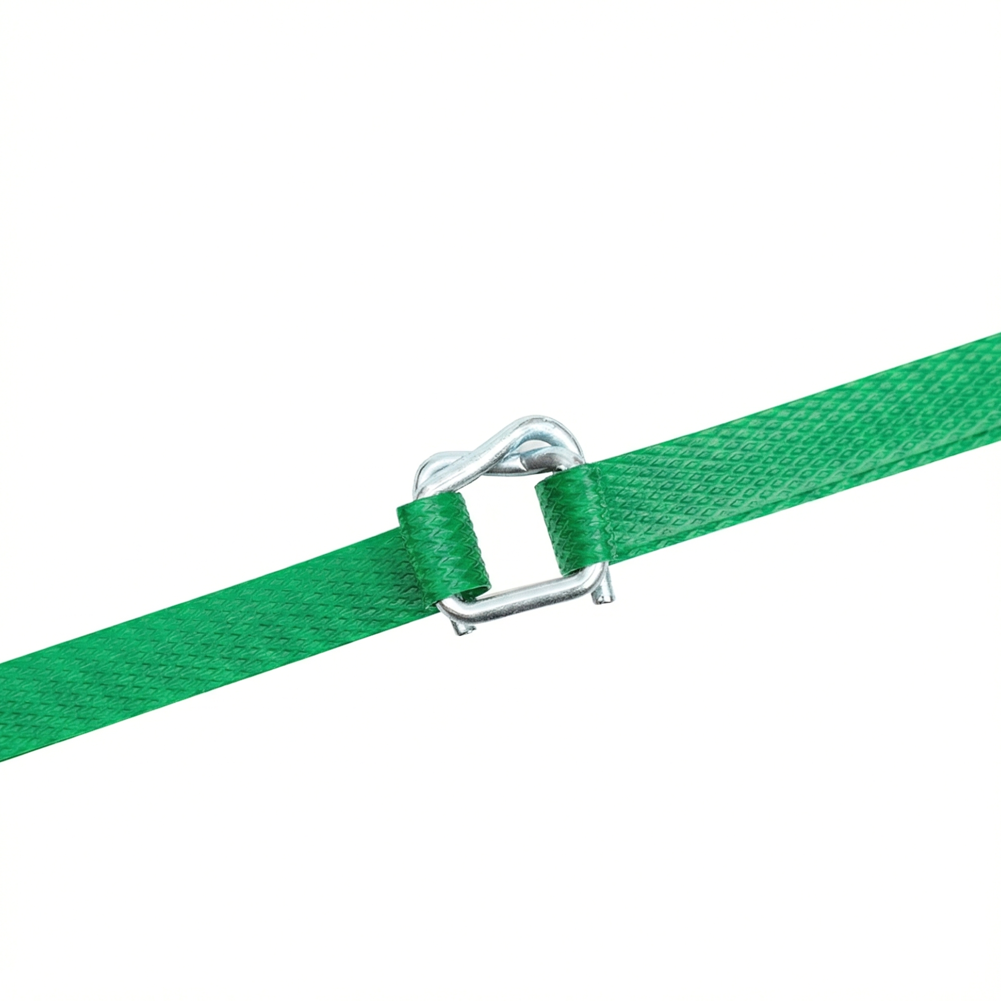 Hebilla de alambre metálico de alta resistencia fijando un fleje PET verde para carga pesada en República Dominicana.