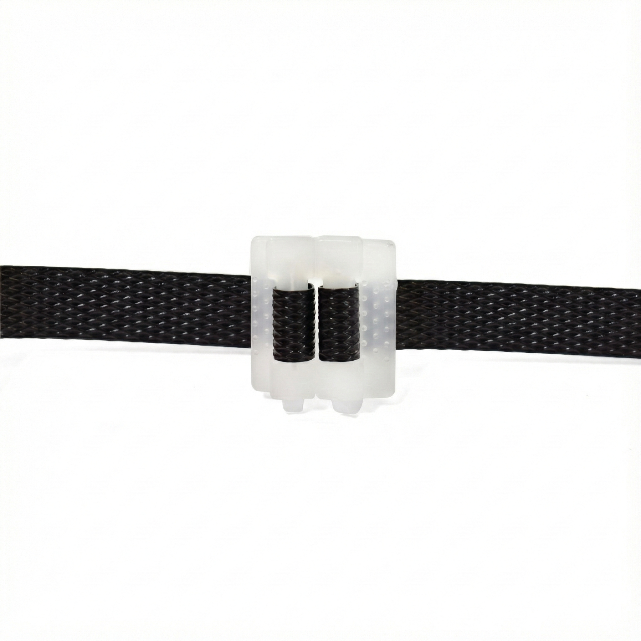 Hebilla plástica transparente actuando como sello para asegurar un fleje de PP negro en procesos de embalaje manual en RD.