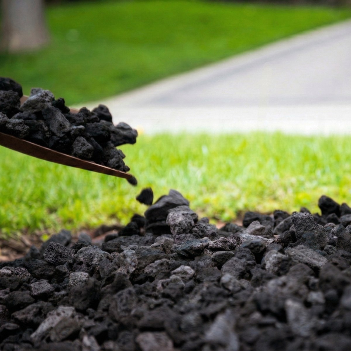 Variété de granulométries de gravier volcanique disponibles pour différents usages en jardinage.