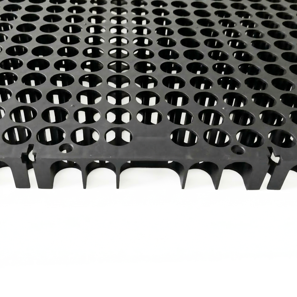 Détail de la plaque à cellules de drainage avec structure modulaire pour l'évacuation de l'eau sous le gazon artificiel.