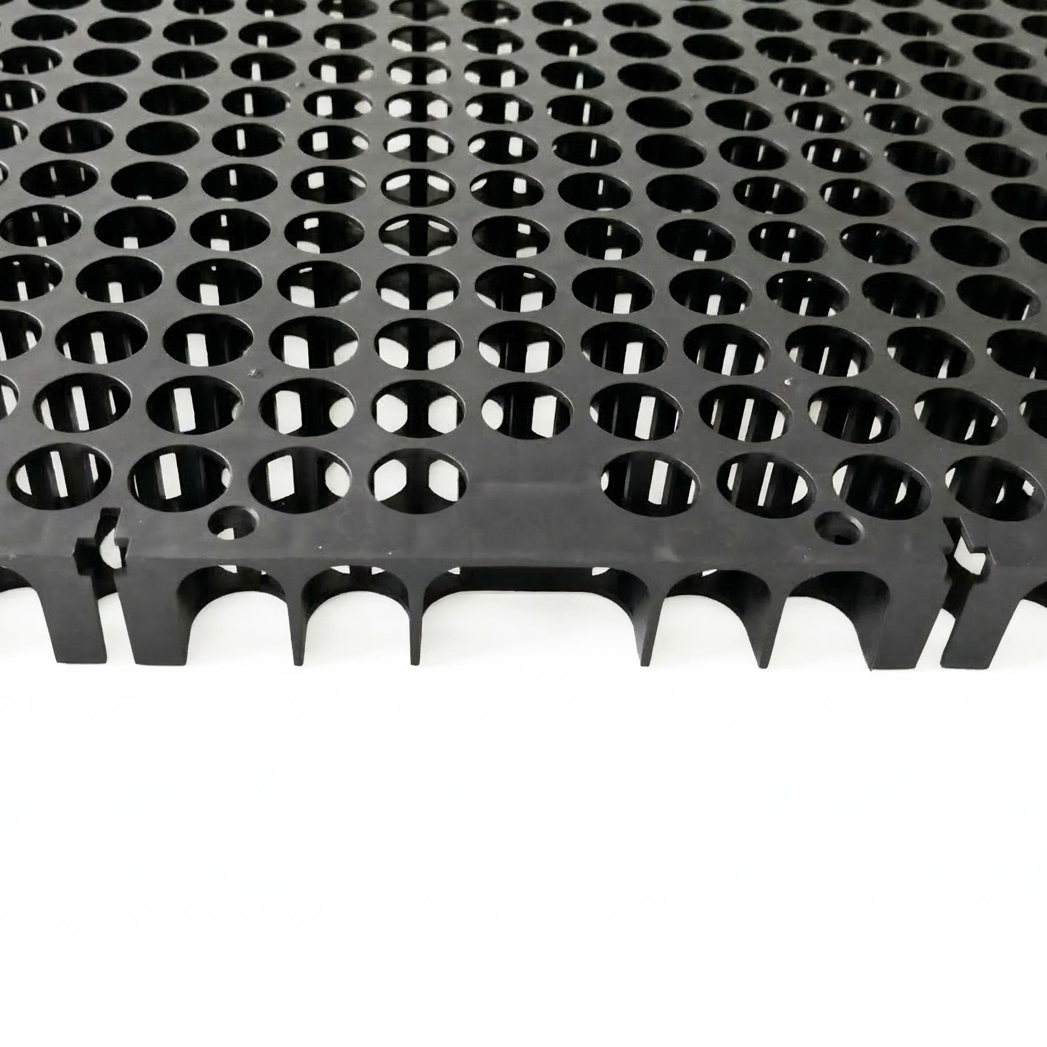 Détail de la plaque à cellules de drainage avec structure modulaire pour l'évacuation de l'eau sous le gazon artificiel.