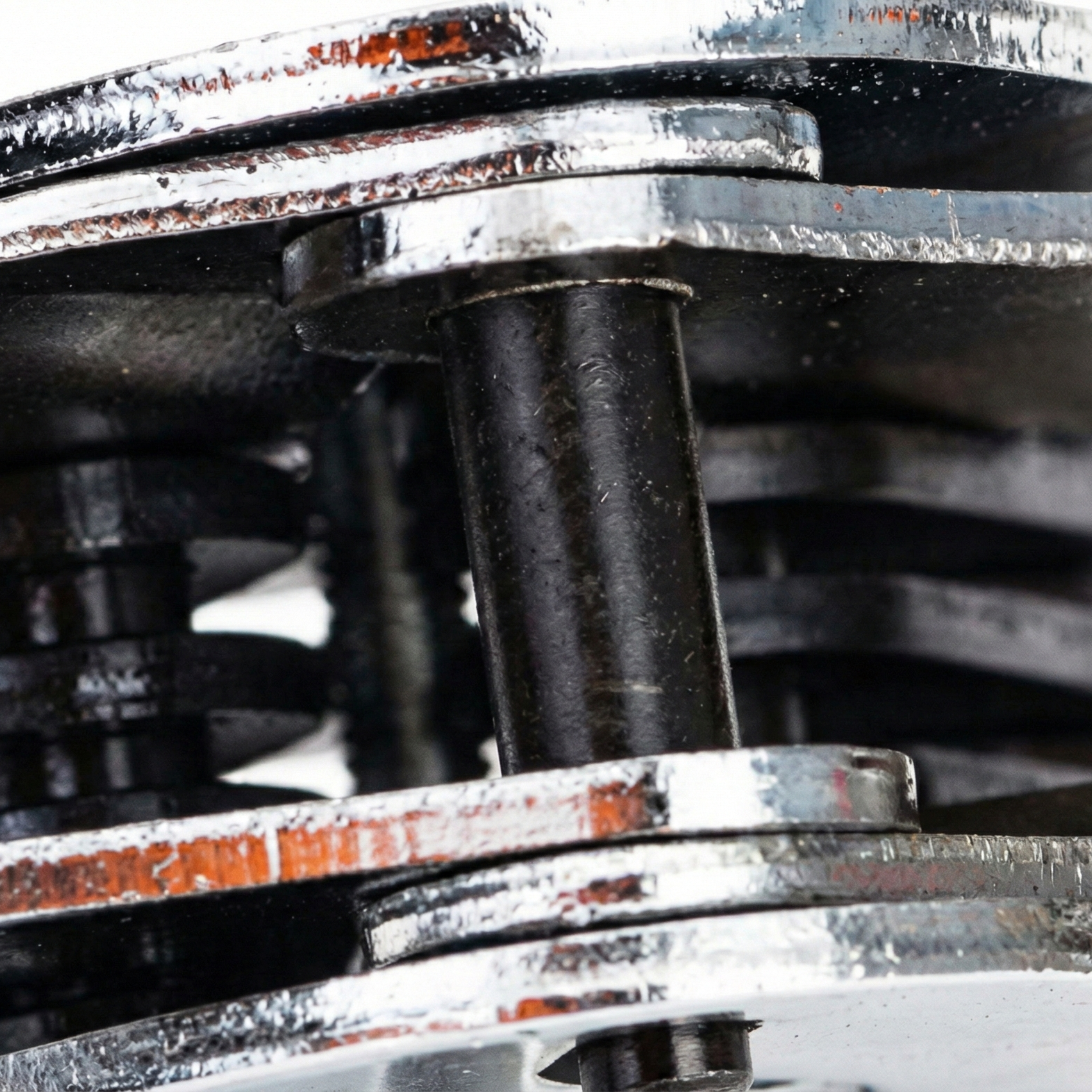 Primer plano del mecanismo de tensión metálico de una tenaza para fleje