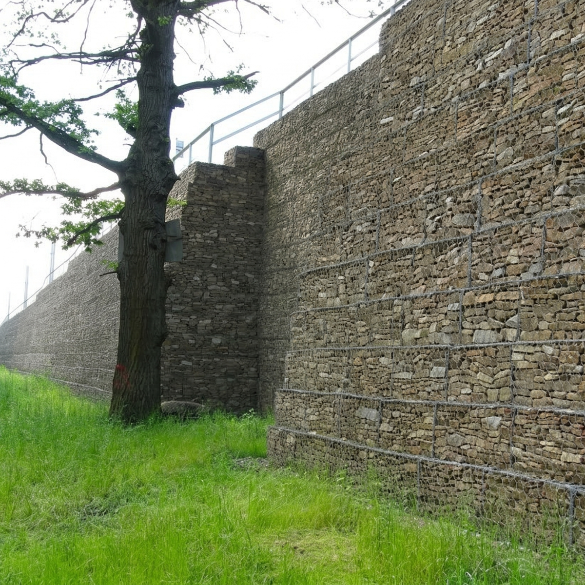 Mur de soutènement paysager construit avec des corbeilles métalliques de gabion.