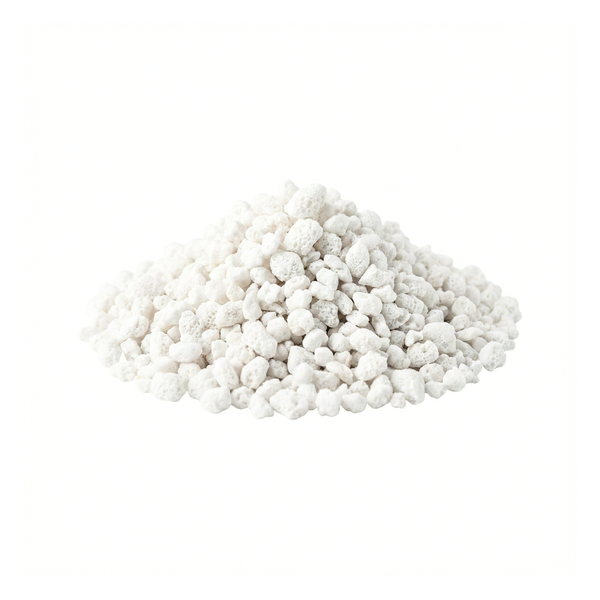 Granos de perlita expandida blanca a granel, sustrato ligero indispensable para la aireación de raíces en viveros de Punta Cana.