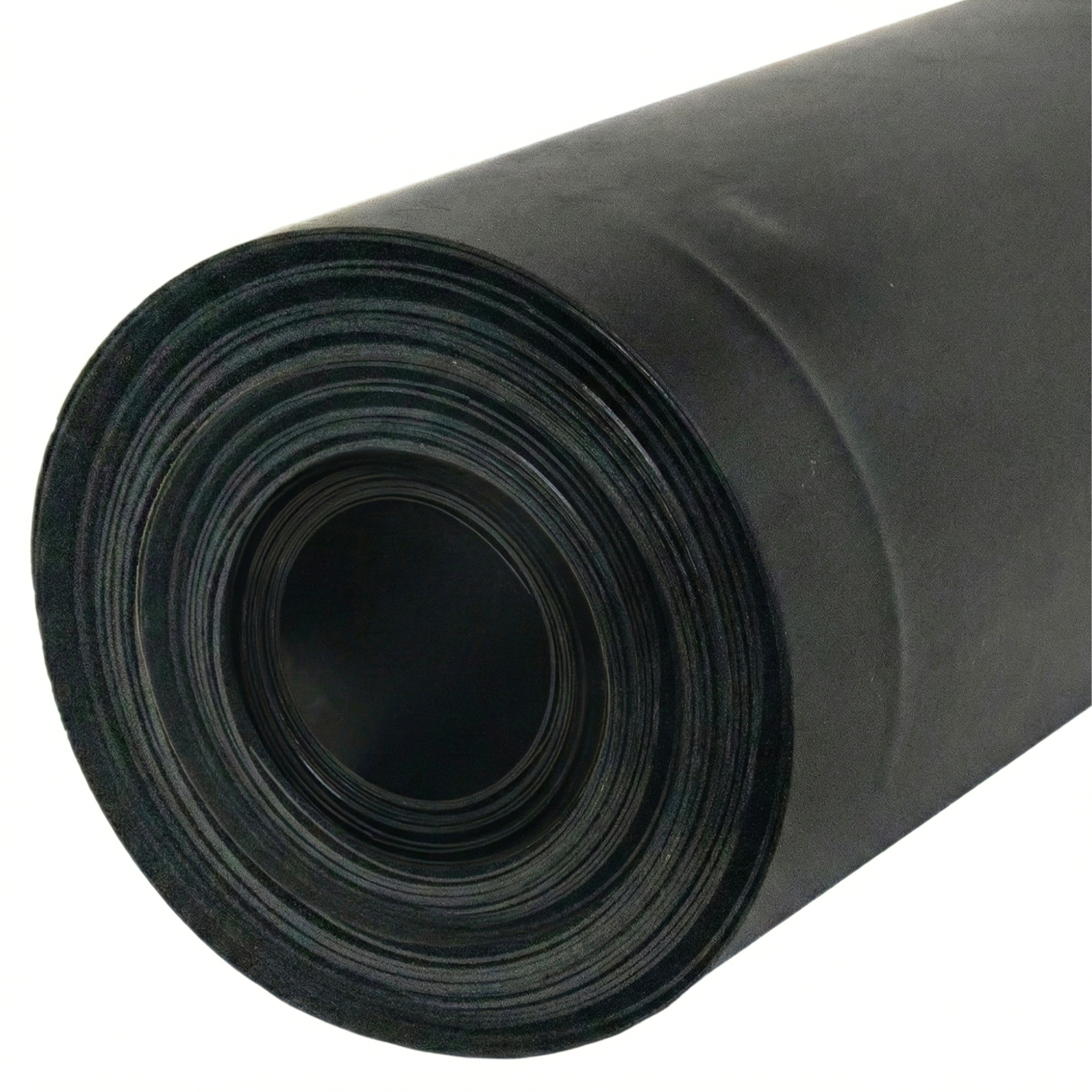 Recubrimiento impermeable de geomembrana negra para canales de riego agrícola y optimización de agua en República Dominicana.