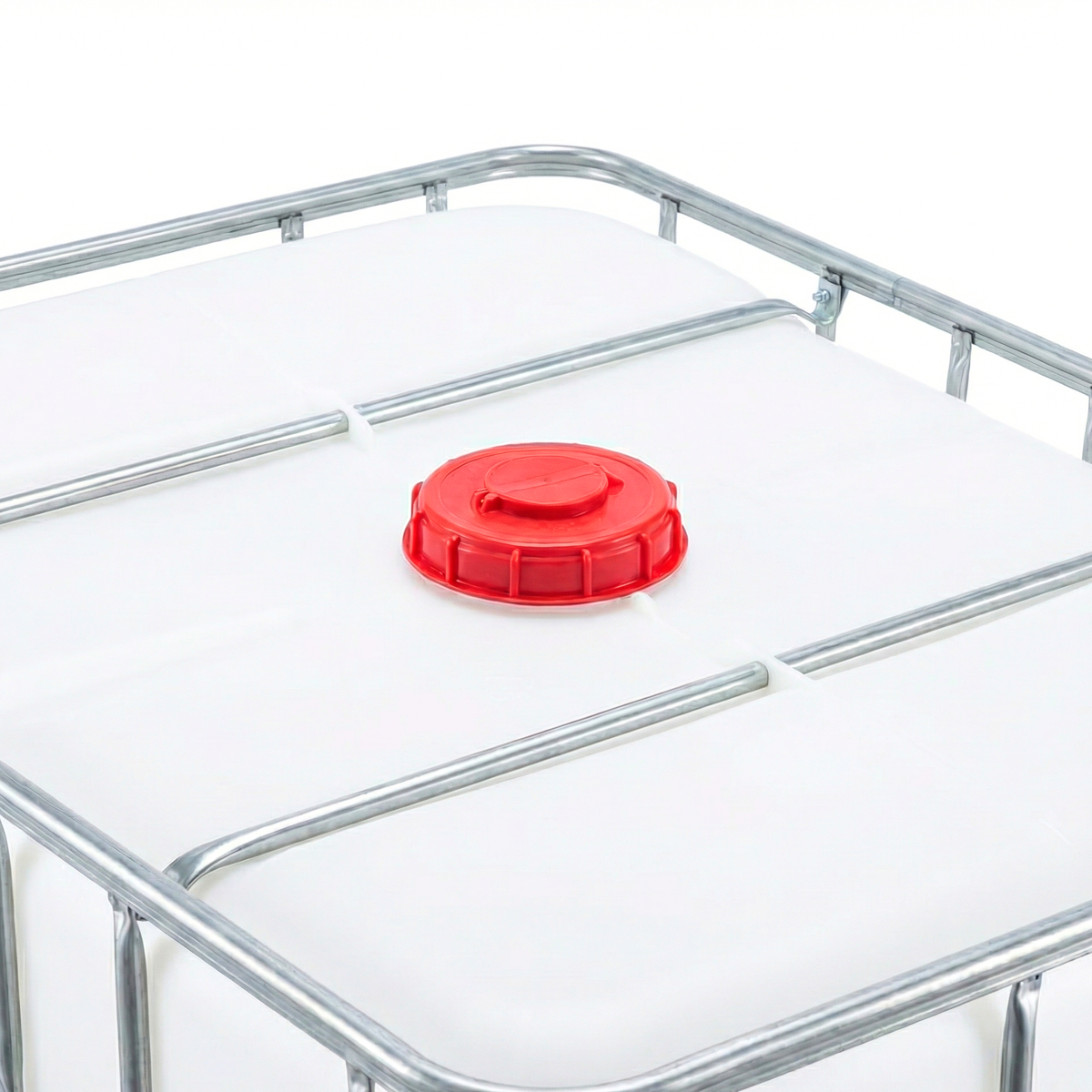 Detail of the red sealing cap and upper protective grid of an IBC plastic container in Santo Domingo.