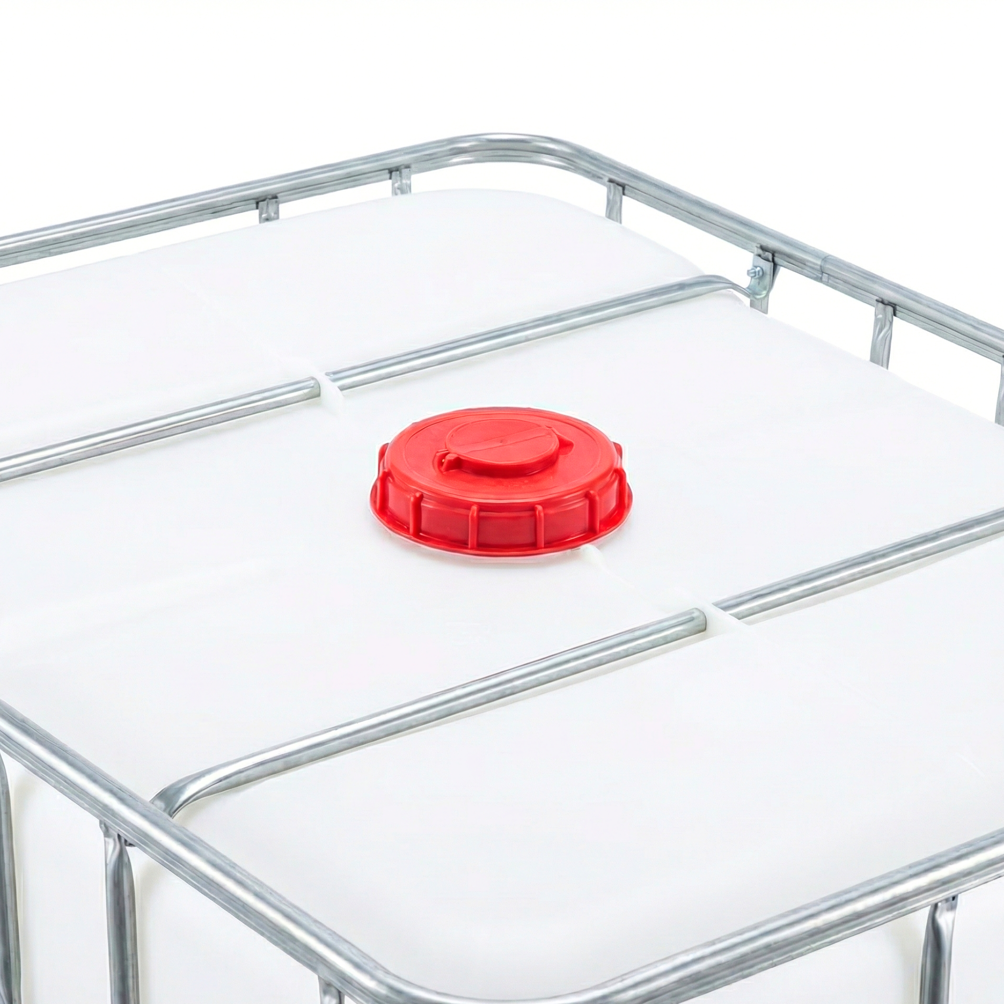 Détail du bouchon d'étanchéité rouge et de la grille de protection supérieure d'un conteneur en plastique IBC à Saint-Domingue.