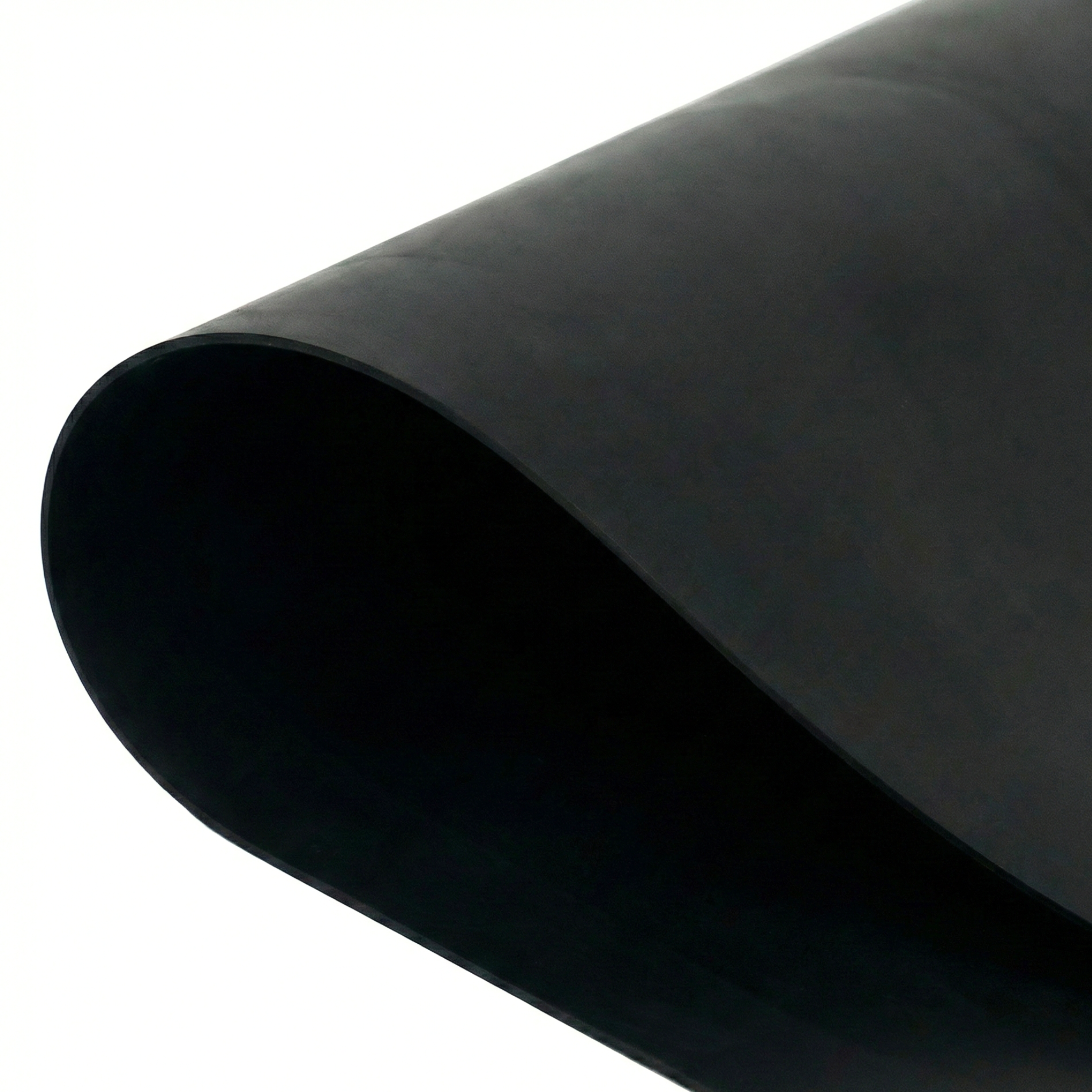Rollo de geomembrana aislante negra, esencial para la impermeabilización y protección de cimientos y muros en obras civiles.