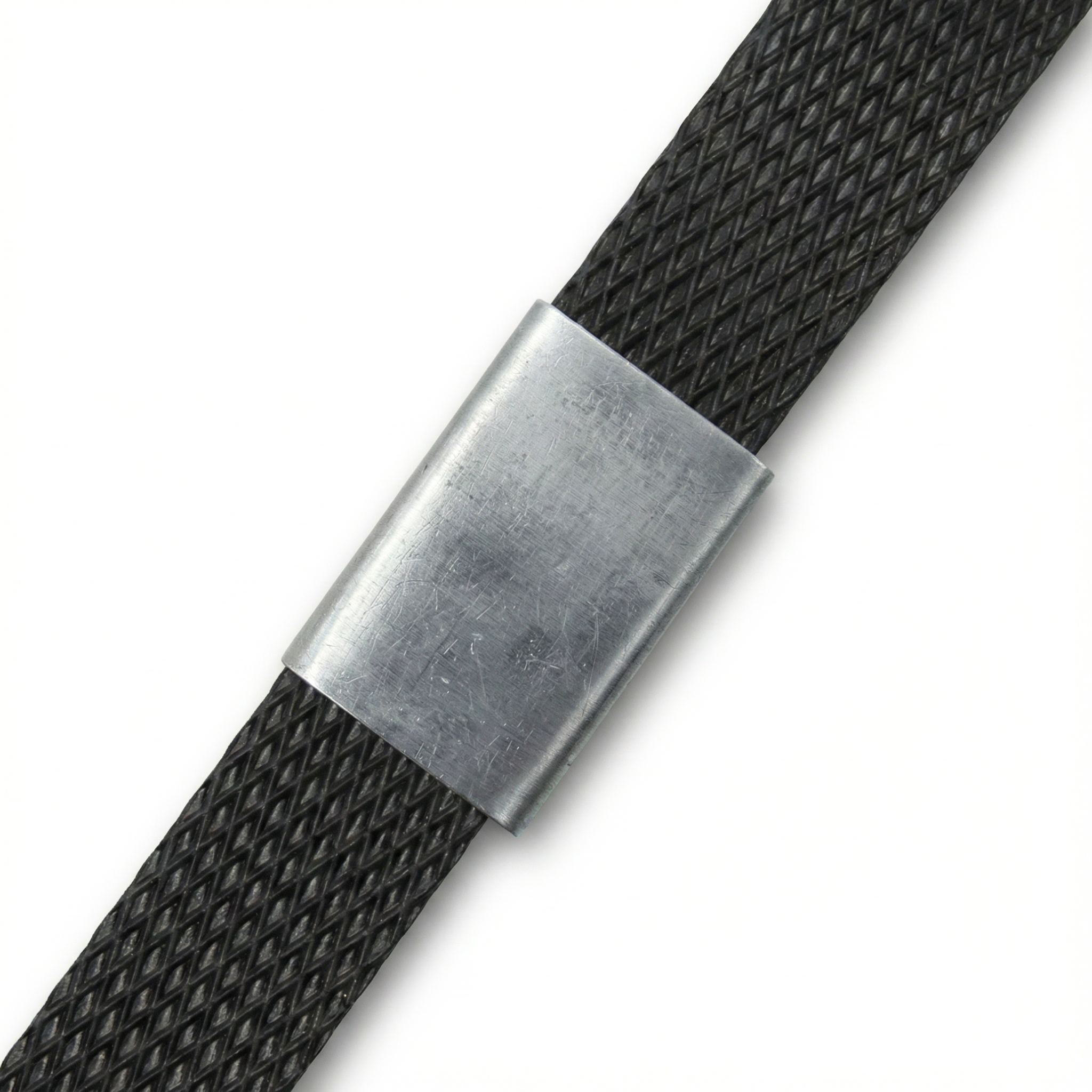 Smooth-surface PP strapping seal crimped onto a woven packaging band for load distribution in Santo Domingo.