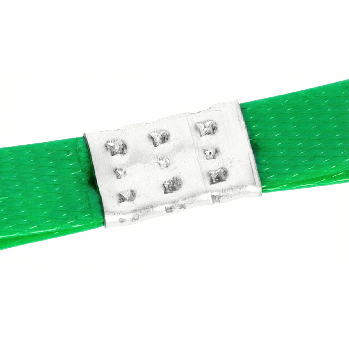 Joint de feuillard vert renforcé avec une agrafe métallique dentée appliquée à la pince pour une meilleure adhérence lors du transport de charges.