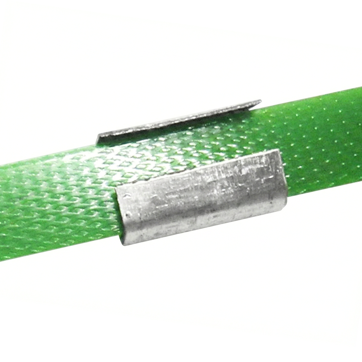 Échantillon de feuillard plastique vert sécurisé par une agrafe métallique ou un sceau en acier lisse pour l'emballage.