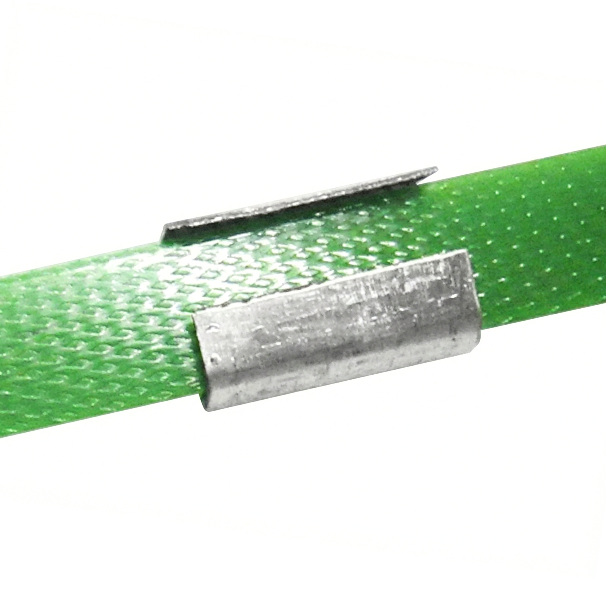 Muestra de suncho plástico verde asegurado con una grapa metálica o sello de acero liso para embalaje.