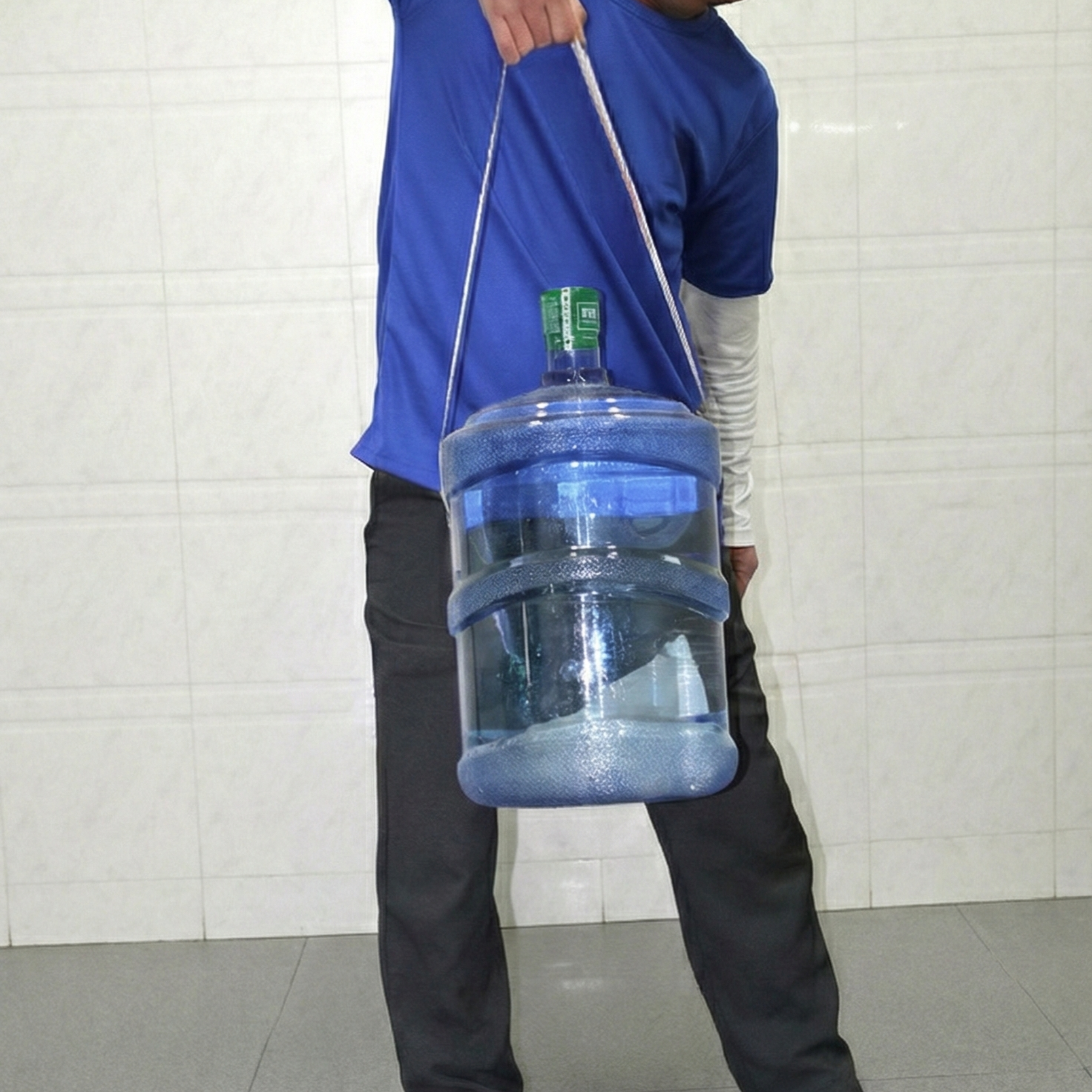 tape e levantando un botellón de agua lleno, demostrando su alta capacidad de carga y resistencia a la ruptura.